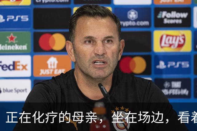 正在化疗的母亲，坐在场边，看着儿子穿上勇士球衣
